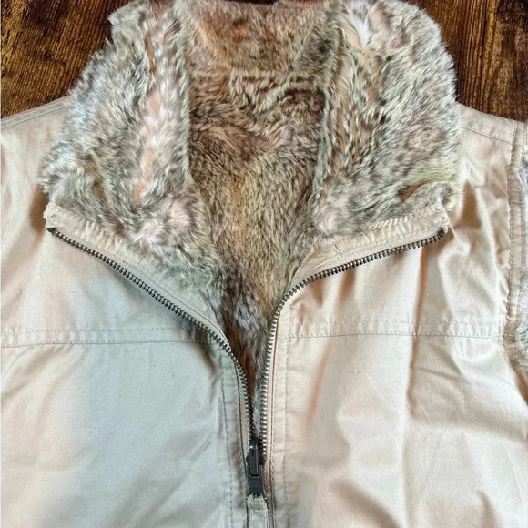 Old Navy | ladies reversible, faux fur/utility style vest. Size: M - Picture 11 of 16
